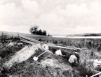 Quelques personnes dans un site d'excavation archéologique.