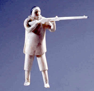 Sculpture d'un homme debout tenant un fusil