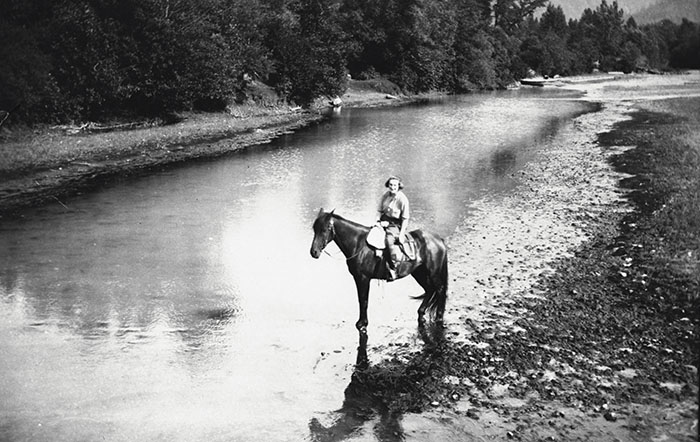 Dorothy Clayton à cheval