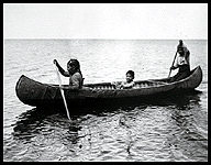 Des enfants montagnais dans un canot d'écorce, Lac St-Jean (PQ); no. de nég. MCC 20417, PCD95-836-016; photo : F.G. Speck, 1912