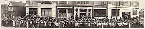 Employs devant le comptoir 
postal, 
Moncton, 1920.