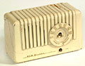 Appareil radio en plastique, 
modle 
Nipper, RCA Victor, vers 1952.