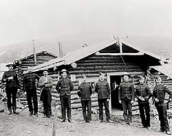 Agents de la police à cheval du Nord-Ouest, Territoire du Yukon, vers 1899 