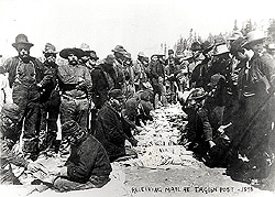 Réception du courrier au poste de Tagish, Territoire du Yukon, 1898