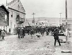 Foule assemblée devant le bureau de poste de Dawson, Territoire du Yukon, 1899