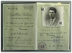 Passeport italien de Vincenzo Catania
Photo : Steven Darby, MCC CD2004-1169 D2004-18533