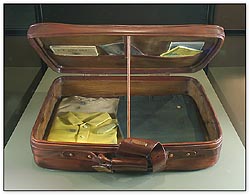 Suitcase (Valise)
Photo : Steven Darby, MCC CD2004-0245 D2004-6012