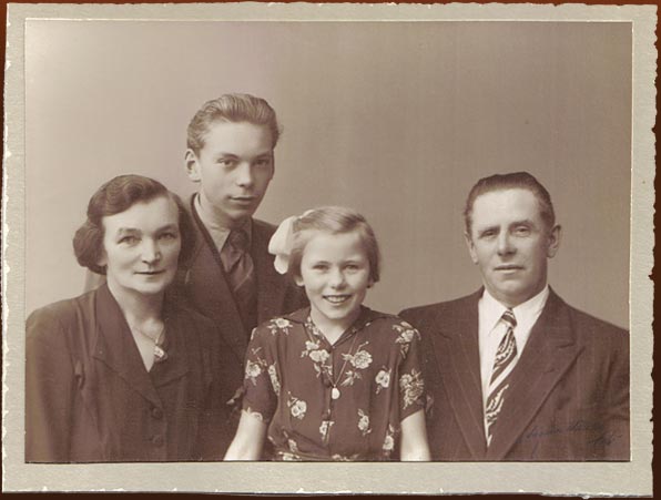 Anna, Sigvard, Ella et Frederik Bennedsen, vers 1953 Sigvard, Ella, and Frederik Bennedsen, ca 1953. (Private Collection)