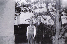 Sigvard et Chris Bennedsen lors de la confirmation de Chris, 1944