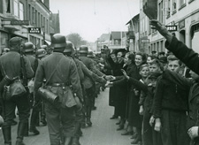 Des membres de la minorité allemande du Danemark saluent des soldats allemands à Ǻbenrå, avril 1940