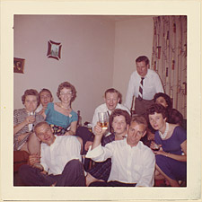 Des amis de Chris, Kathleen Traynor, Johnny et Marie Sorenson, Alex Speirs, chez les Sorenson, Toronto, vers 1957