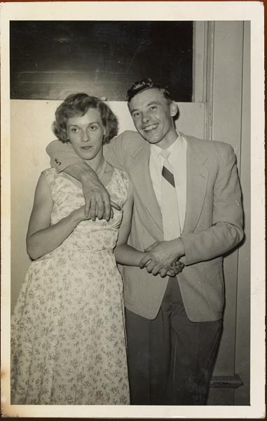 Chris et son amie Marie Sorenson à une fête, Toronto, 1957