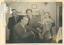 Le père de Chris, Frederik, son frère, Sigvard, son neveu, Ole Bennedsen, et les parents de sa belle-sœur