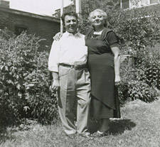 Michael et Carmela Colangelo, dans l’arrière-cour de leur maison