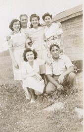 Connie Colangelo (debout, bras étendus) et des amis, fin des années 1940