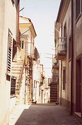 Une rue de Monteleone di Puglia, juillet 2002