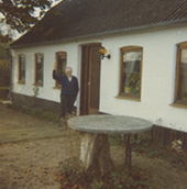 Frederik Bennedsen, à l’extérieur de sa maison, Spandet