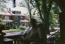 Chris, sur le porche de la maison de l’avenue Arlington