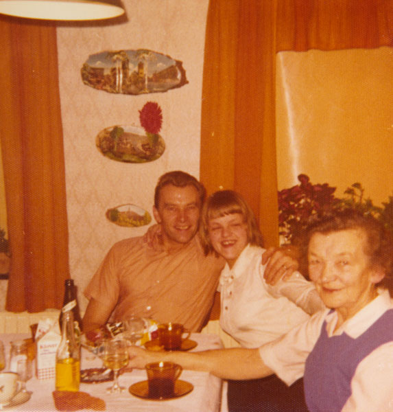Chris Bennedsen, Anna Lisa Hubschmann (une voisine de Spandet) et Anna Bennedsen, Spandet, Danemark, août 1967