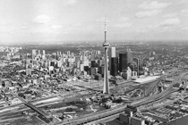 Vue aérienne de Toronto, la tour du CN dominant le paysage, 1980