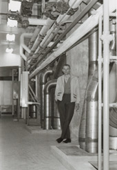 Chris Bennedsen, dans le local des installations mécaniques du Pavillon des sciences physiques de l’Université de Guelph, Ontario