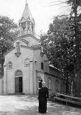 Le frre Andr devant la chapelle primitive, 1914 