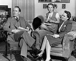 Tommy, Shirley et Irma chez eux  Weyburn (Saskatchewan), aprs l'lection de 1944 