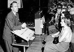Tommy Douglas inaugurant un tournoi de quilles, 1952