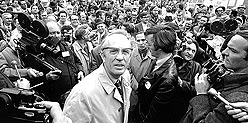 Tommy Douglas entour de journalistes et de la foule, au Parlement, Ottawa, 22 avril 1971
