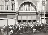 Foule attire par les rabais du vendredi, Toronto, 1905