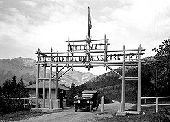 Entre est du parc Rocky Mountain, devenu le parc national Banff , vers 1920
