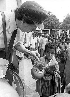 Lotta Hitschmanova dans un projet d'aide alimentaire, Bangladesh, 1976