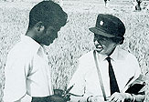Lotta Hitschmanova s'entretenant avec un fermier  Ranchi, en Inde, avant 1970