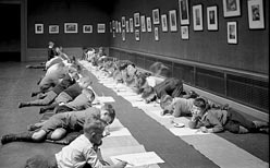 Cours du samedi matin dans la salle d'estampes, Art Gallery of Toronto, vers 1931