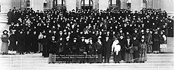 Albertaines prsentes au parlement provincial lors de l'adoption du projet de la loi sur le suffrage gal, Edmonton, 1er mars 1916 
