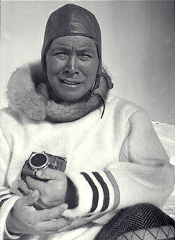 Peter Pitseolak avec un appareil photo et un filtre artisanal, vers 1940-1960