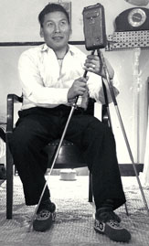 Peter Pitseolak avec un appareil photo 2222, vers 1947