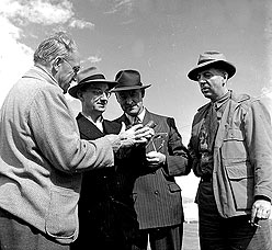 Jules Timmins examinant un chantillon de minerai de fer, Ungava, annes 1940 - 1950