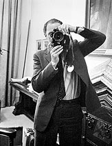 Pierre Trudeau avec l'appareil photo de Duncan Cameron,  Ottawa, 28 juin 1968