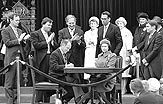 Sa Majest la reine lizabeth II avec le premier ministre Trudeau, 17 avril 1982