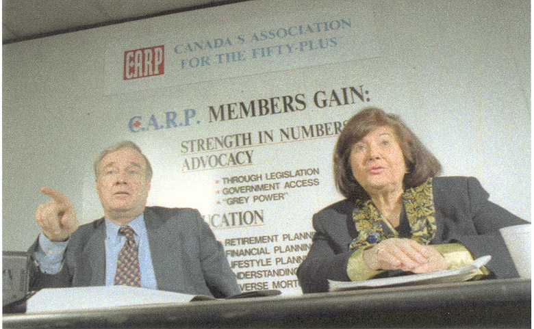 Réunion de l'Association canadienne des individus retraité, à laquelle participent Lillian Morgenthau et Paul Martin, 2001 - Paul Lawrence (photographe)