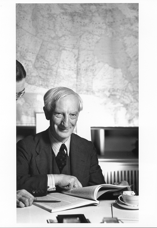 Sir William Beveridge examine un rapport, 1943 - Yousuf Karsh (photographe) - ANC, PA175614