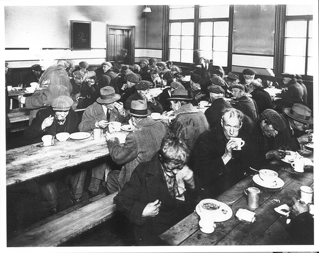Soupe populaire, Montréal v. 1931 - ANC, détail de PA168131