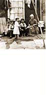 ANC - Dtail de C004256Vieille femme avec enfants - Toronto (Ont.) v. 1900 (photo : William, James).