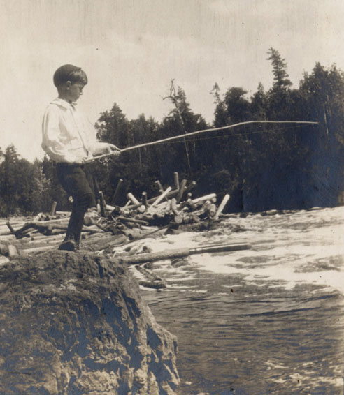 Code Brittain (8 ans) pchant  la Chute Noire, Rapides des Chats, rivire des Outaouais, 13 juillet 1908., © MCC/CMC, PR2004-014.3.4