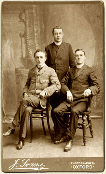  Visiteurs du Canada  Marius Barbeau  Oxford, en compagnie de deux visiteurs; (Possiblement l'honorable Louis-Philippe Pelletier (1857-1921) et le notaire Joseph Sirois)., © MCC/CMC, 86-1217