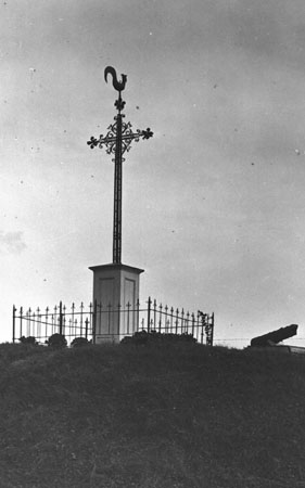 Croix de chemin en mtal avec extrmits  dcor fleurdelis et coq  la cime. Bcancour, Qubec, 1924., © MCC/CMC, Edouard Zotique Massicotte, 62868