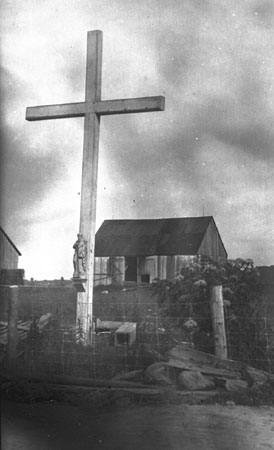 Croix de chemin avec statuette de la Vierge sur la hampe. Gentilly, Qubec, 1924., © MCC/CMC, Edouard Zotique Massicotte, 62861