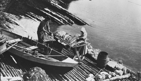 M. et Mme Roberts dcoupant des morues sur la plage, prs de Cap des Rosiers (Gaspsie), Qubec, 1922., © MCC/CMC, Marius Barbeau, 57353