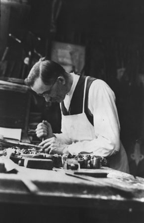 Le sculpteur Henri Angers au travail dans son atelier, Ville de Qubec, Qubec, 1935., © MCC/CMC, Marius Barbeau, 80065